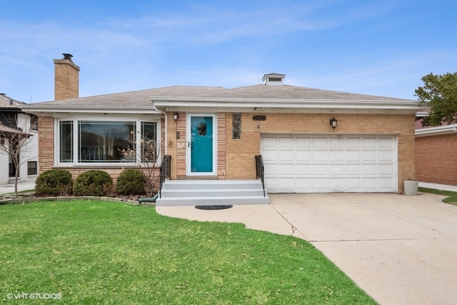 Property Photo: 5660 N Rogers Avenue IL 60646
