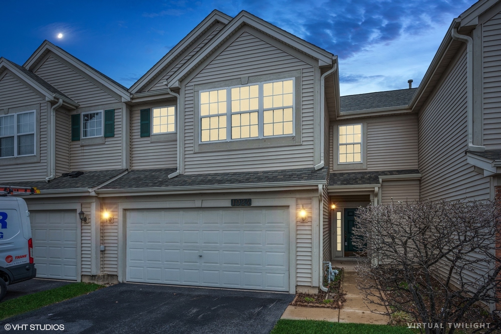 Property Photo: 1024 Evergreen Circle 1024 IL 60139