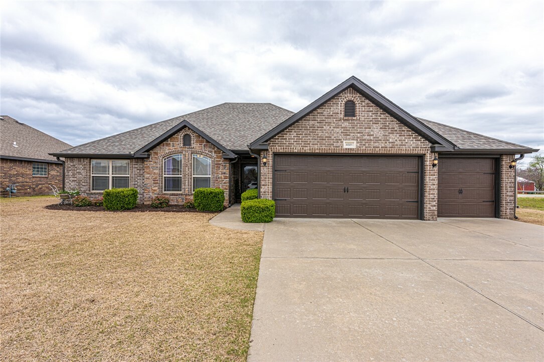 Property Photo: 4581 W Silvermist Place AR 72704