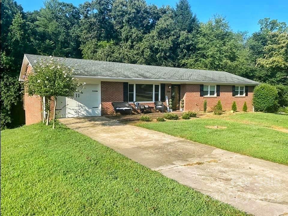 Property Photo: 1704 Bentbrook Drive NC 28690