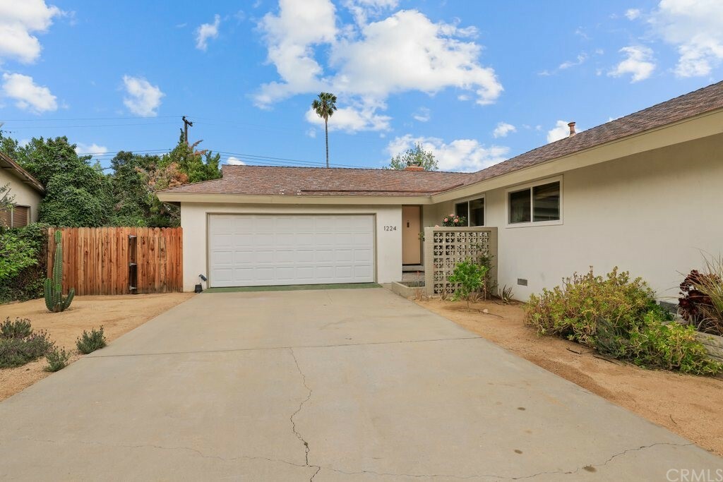 Property Photo:  1224 Laurel Avenue  CA 92373 