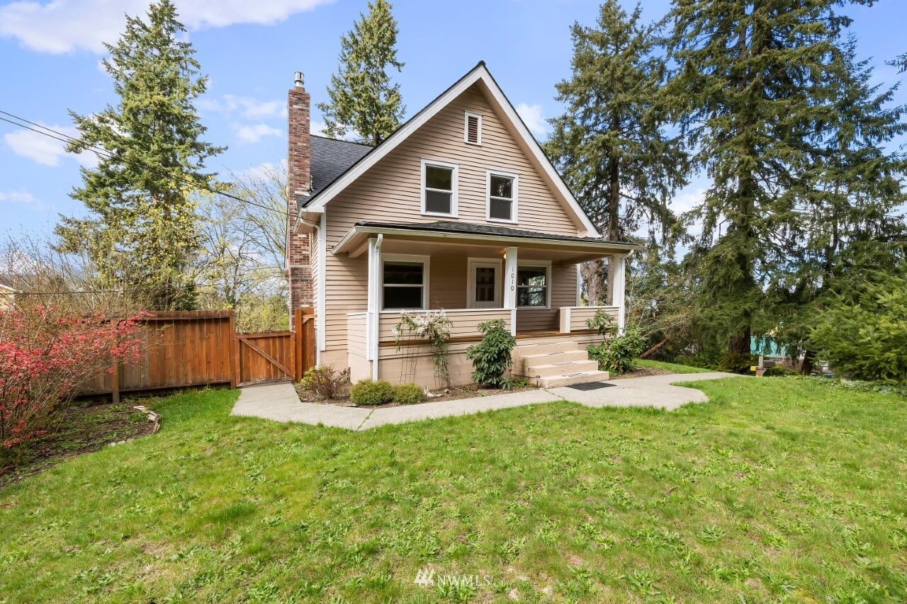 Property Photo:  1010 Tacoma Avenue  WA 98366 