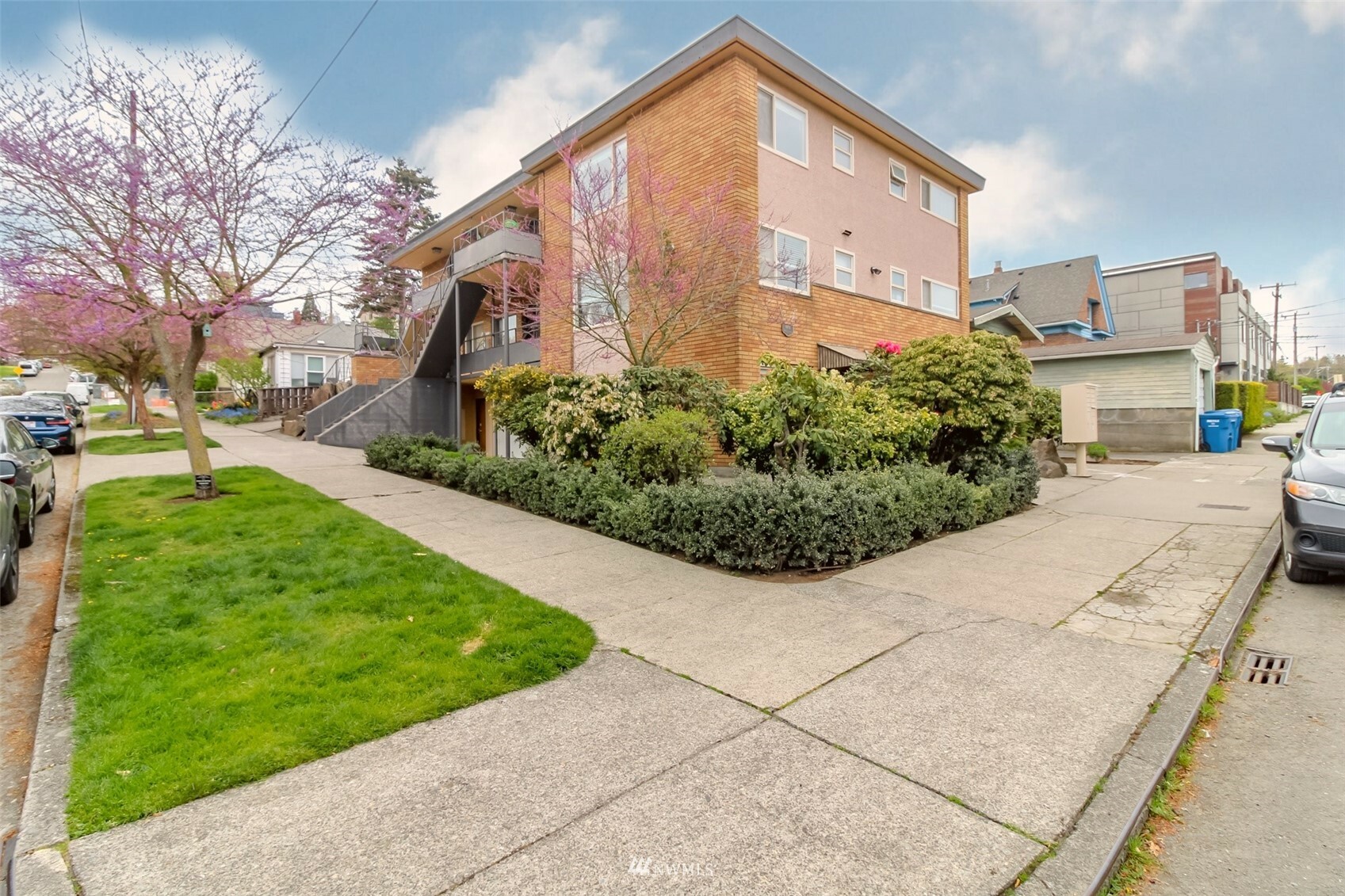 Property Photo:  4451 Woodland Park Avenue N 8  WA 98103 