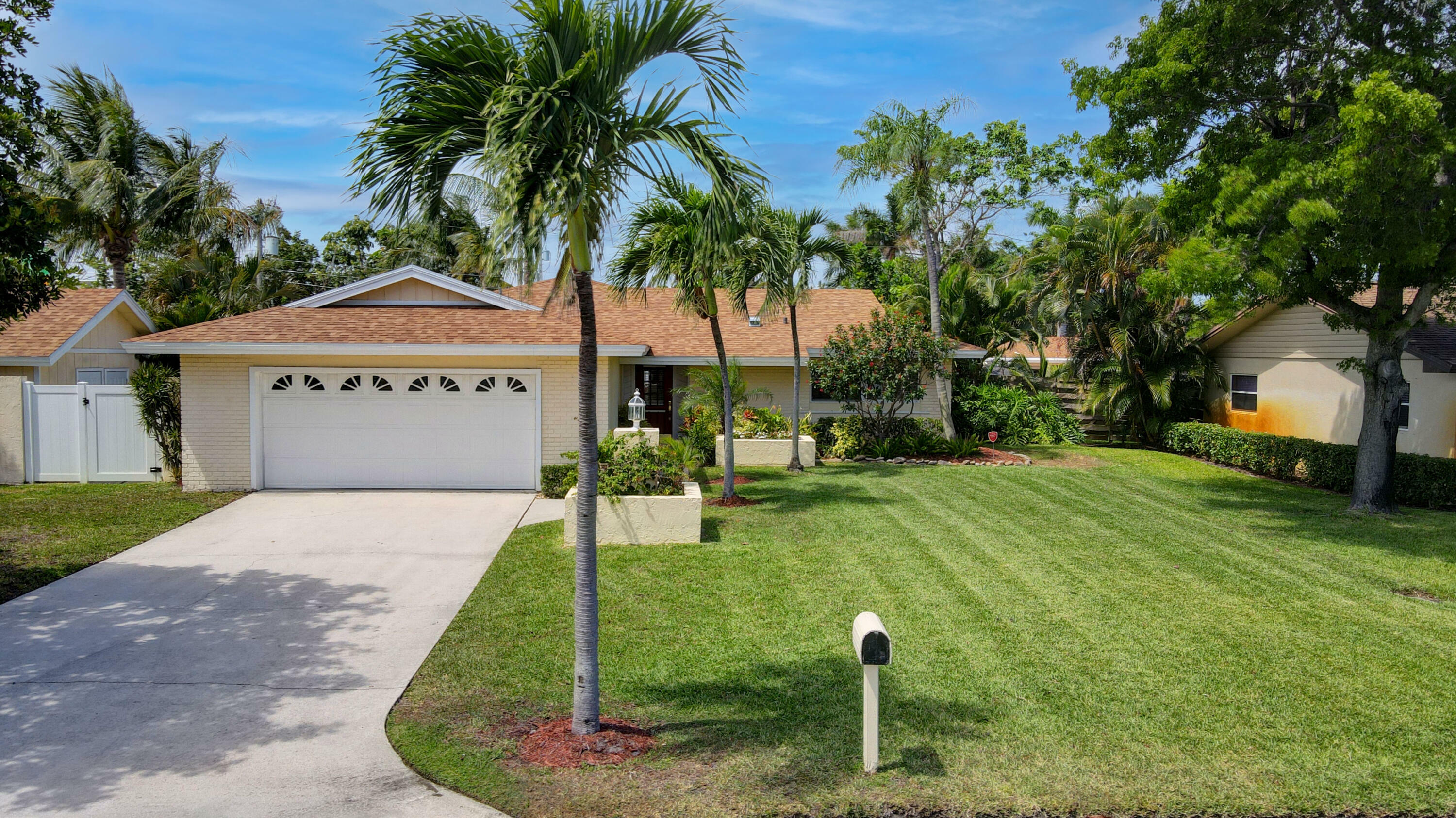 Property Photo:  711 SW 24th Avenue  FL 33435 