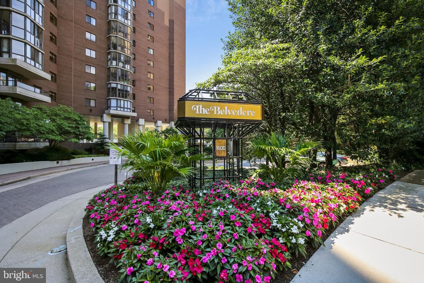 Property Photo:  1600 N Oak Street 402  VA 22209 