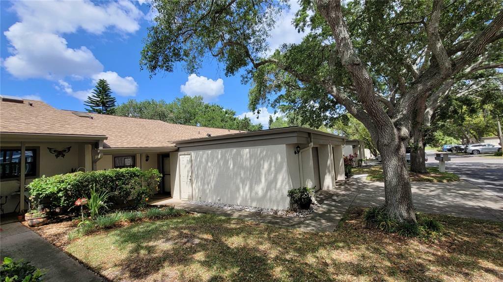 Property Photo:  2703 Oak Circle  FL 34689 