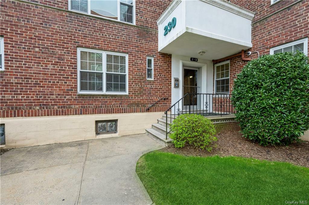 Property Photo:  230 Pelham Road 4O  NY 10805 