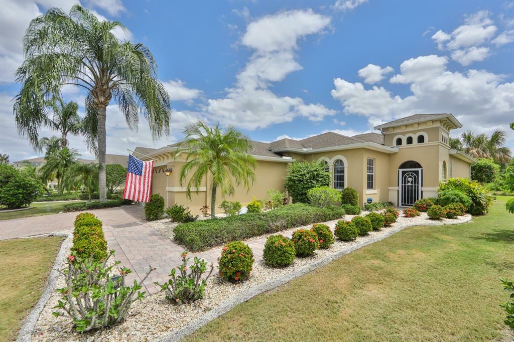 Property Photo:  1030 Regal Manor Way  FL 33573 