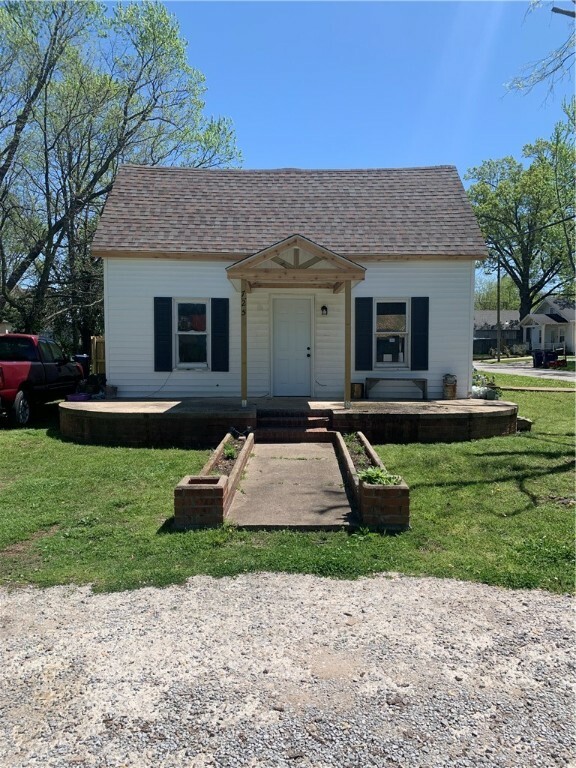 Property Photo:  725 S Madison Street  AR 72761 