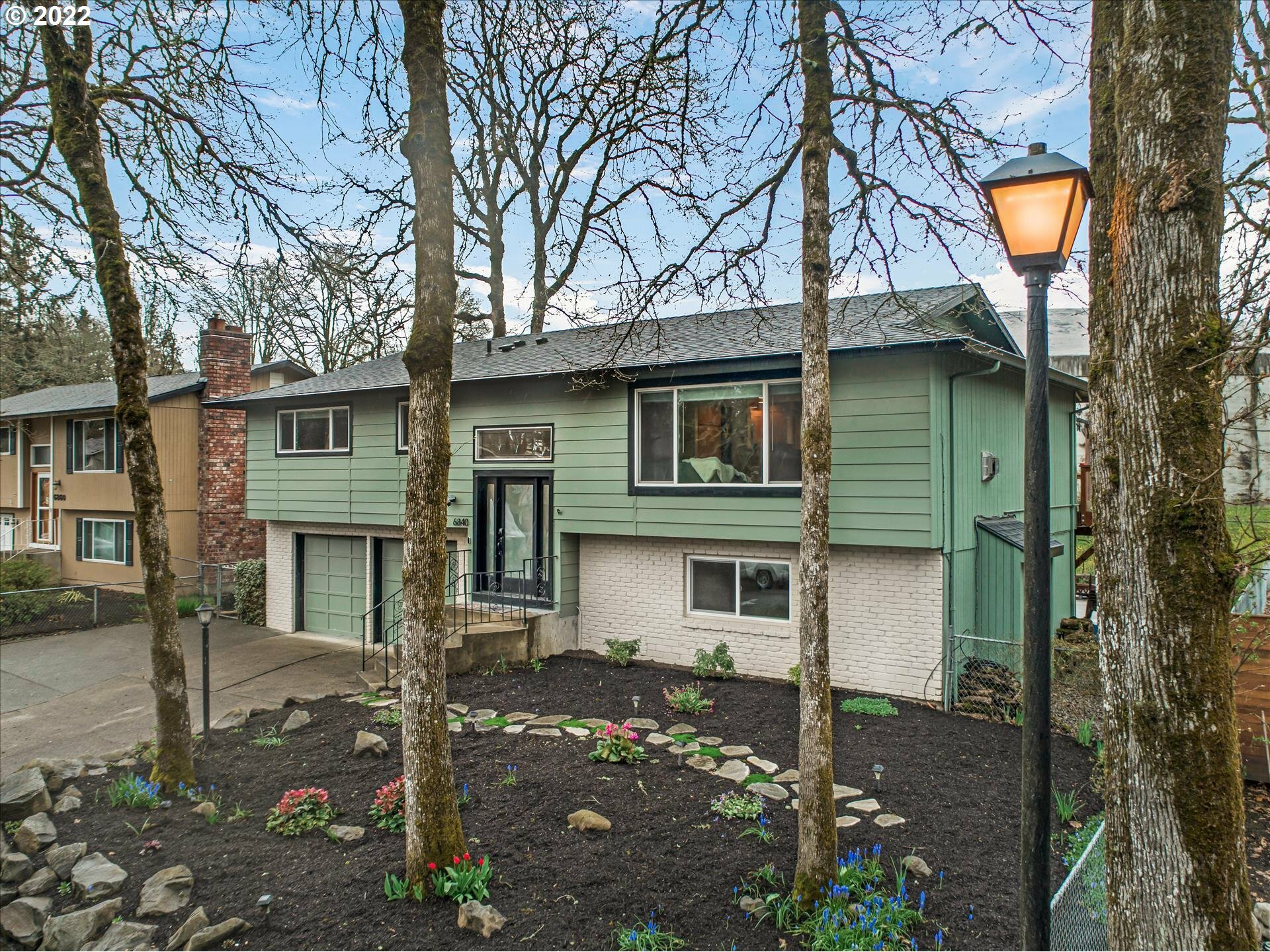 Property Photo: 6840 Oakridge Dr OR 97027