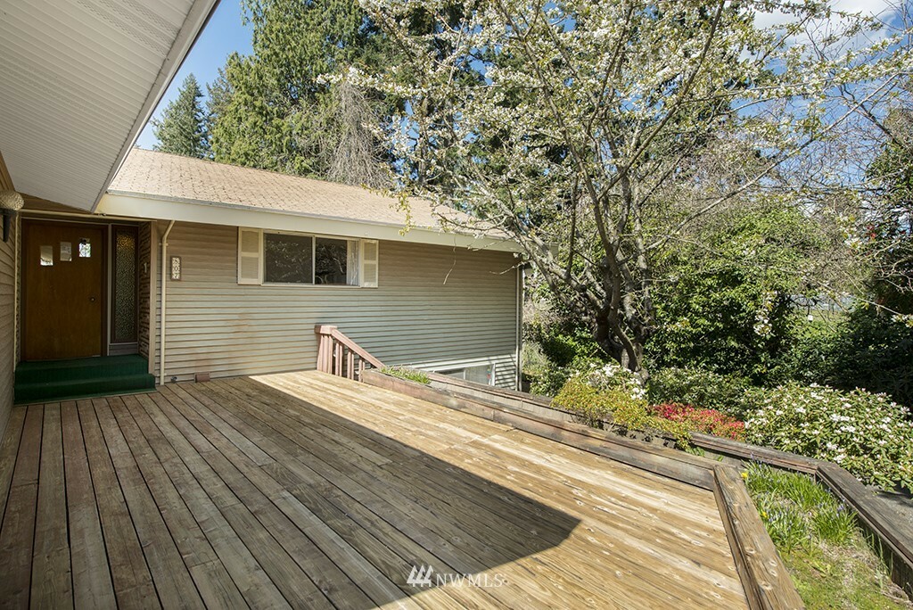 Property Photo:  807 Union Street NE  WA 98059 