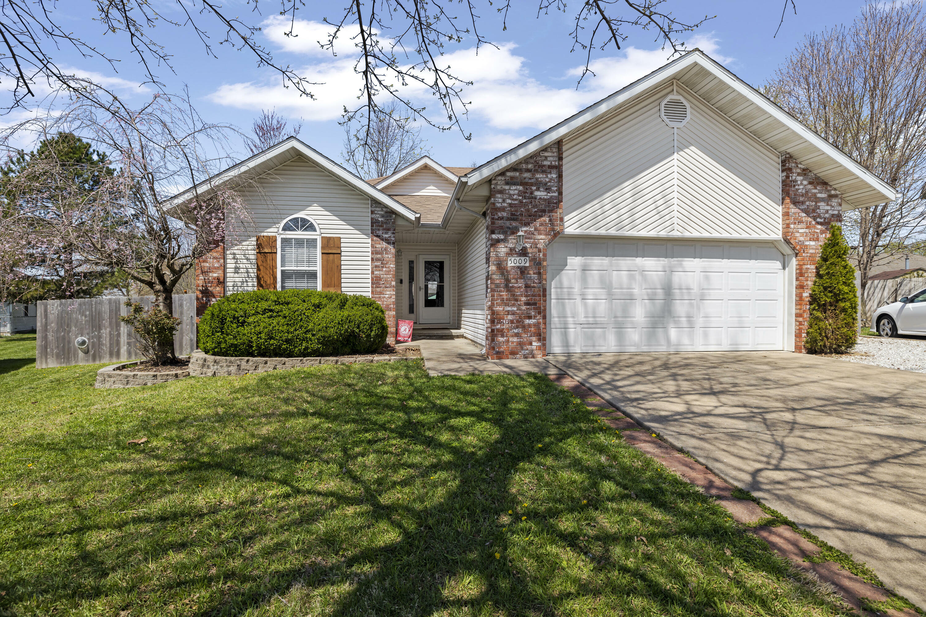 Property Photo:  5009 N Thorngate Court  MO 65721 