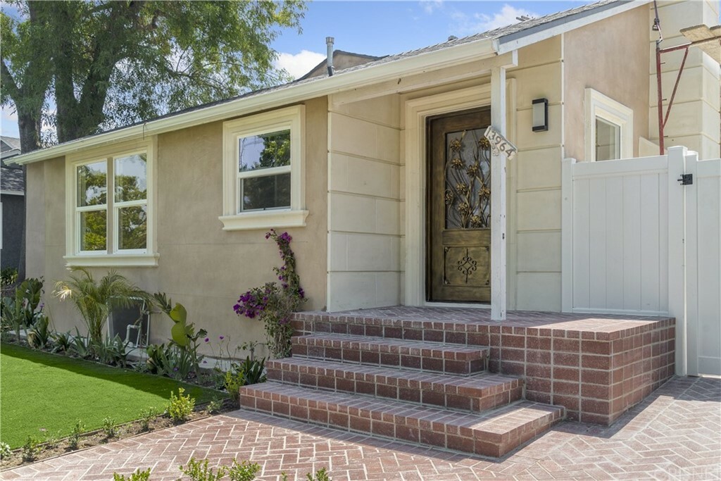 Property Photo:  13964 La Maida Street  CA 91423 