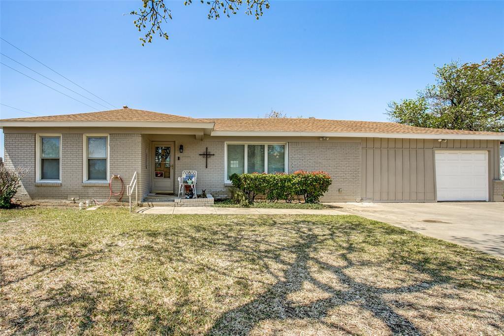 Property Photo: 849 Brown Trail TX 76022