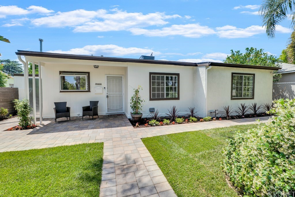 Property Photo:  19432 Hartland Street  CA 91335 