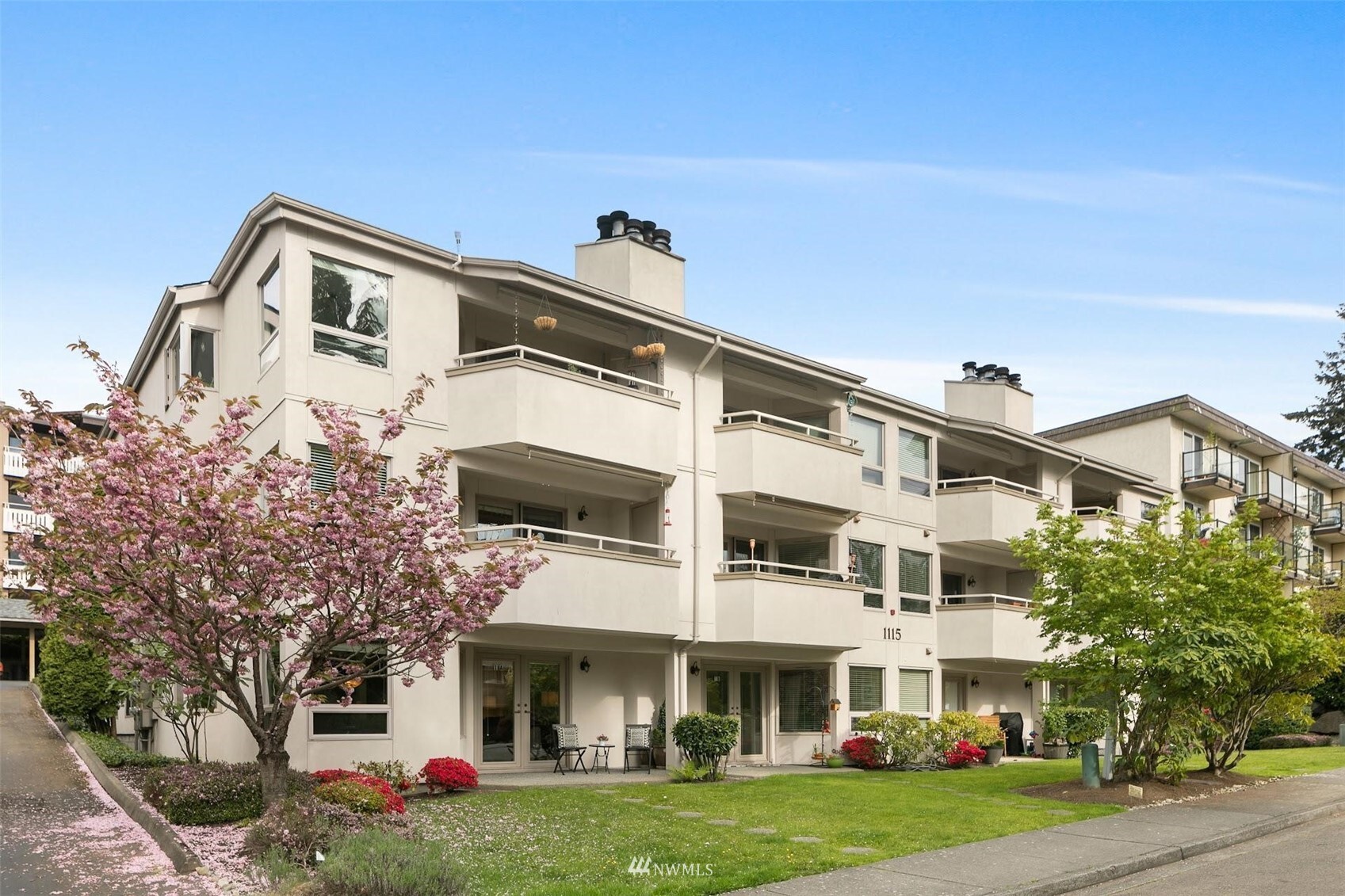 Property Photo:  1115 4th Avenue S 1A  WA 98020 