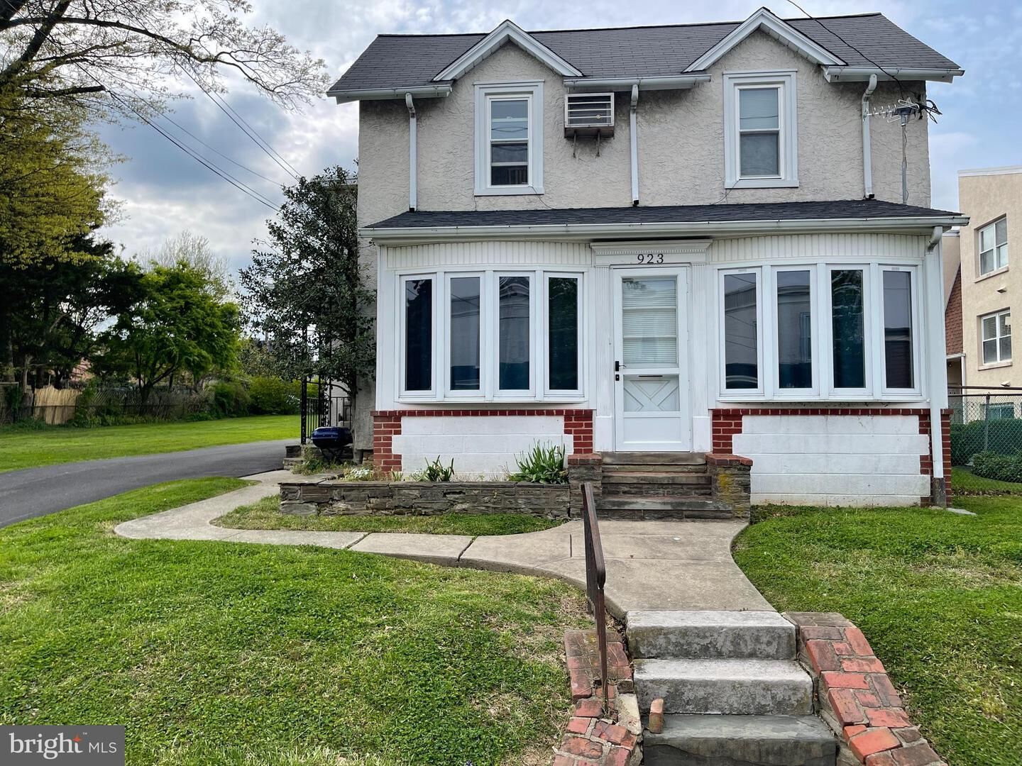 Property Photo:  923 E Pleasant Avenue  PA 19038 