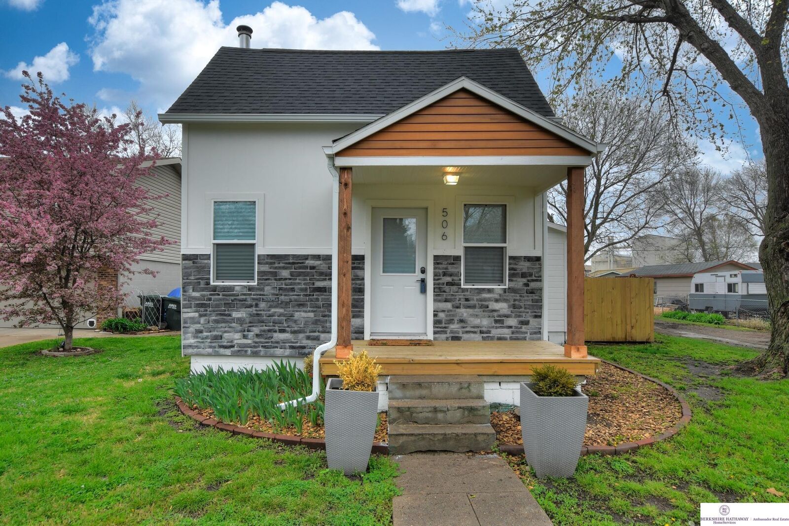 Property Photo: 506 Washington NE 68069