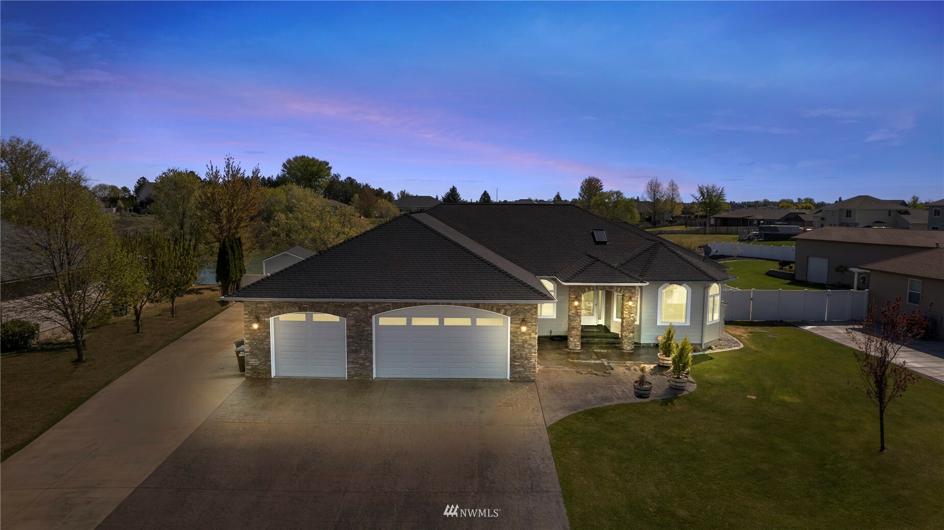 Property Photo:  907 S Sand Dunes Road  WA 98837 