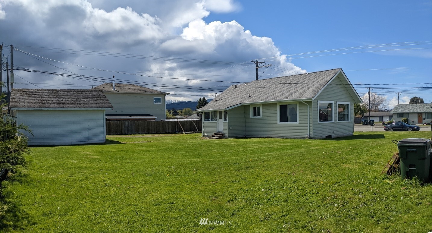 Property Photo:  315 N Jones Street  WA 98362 