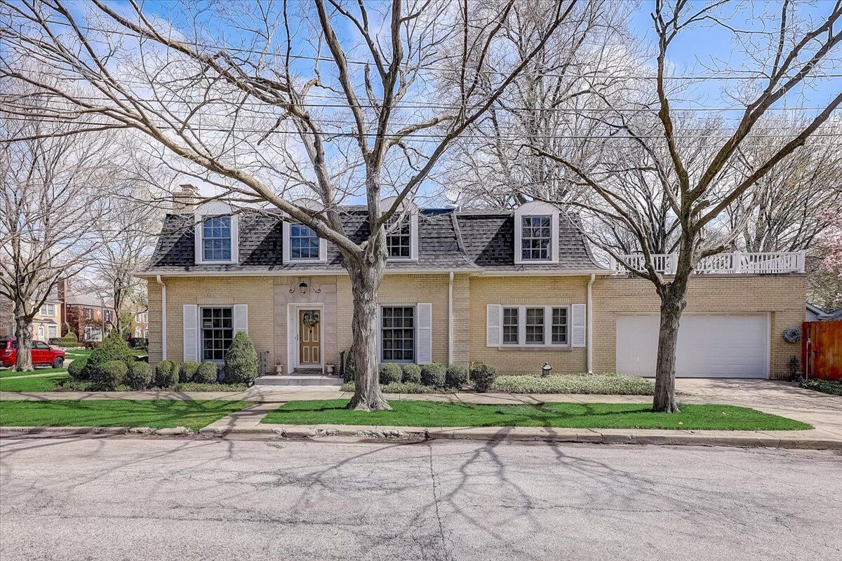 Property Photo: 6423 N Nokomis Avenue IL 60646