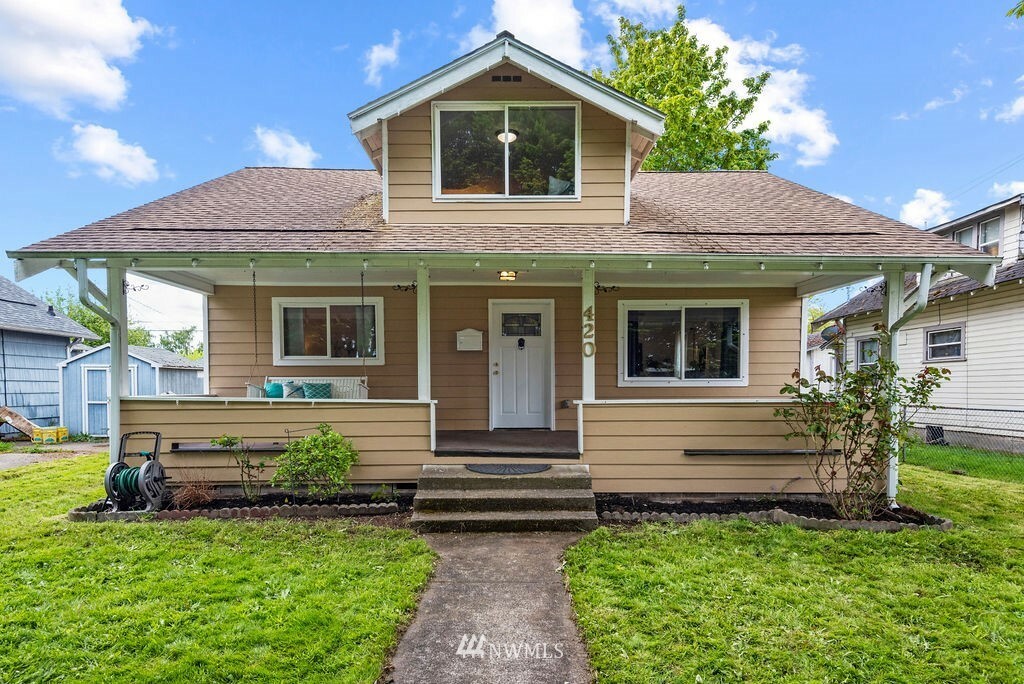 Property Photo:  420 18th Avenue  WA 98632 