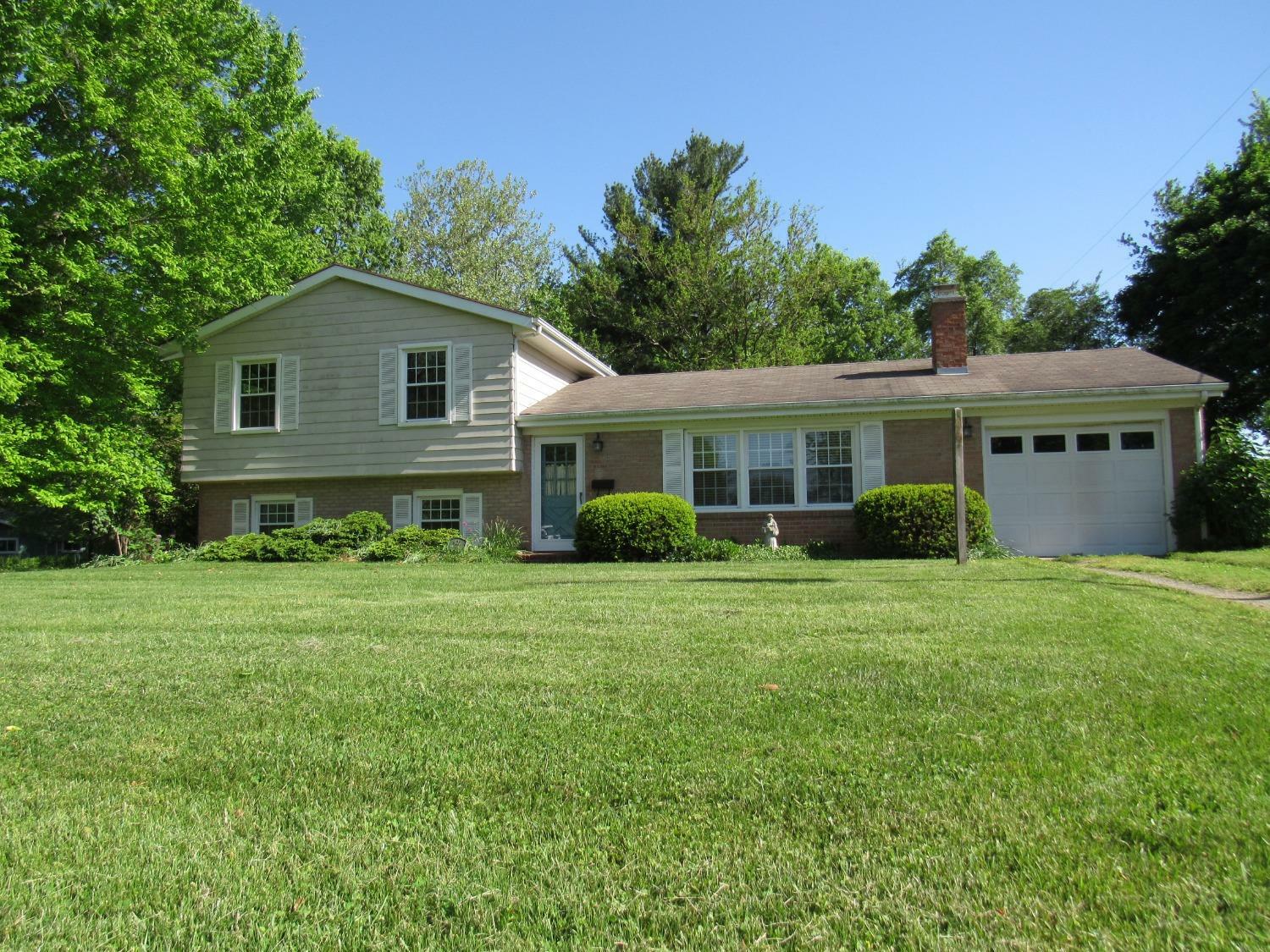 Property Photo:  927 Elm St  OH 45177 