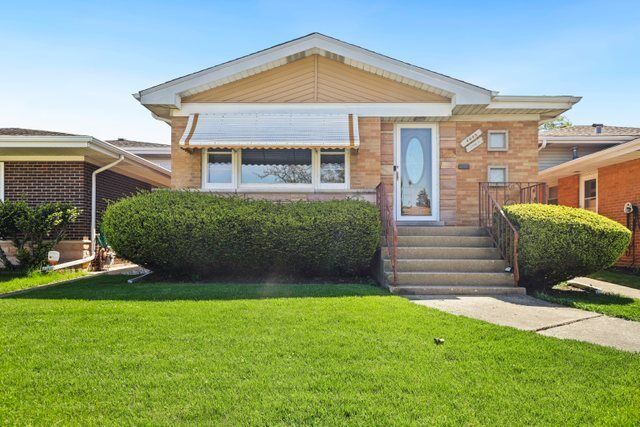 Property Photo: 4905 N Oriole Avenue IL 60706
