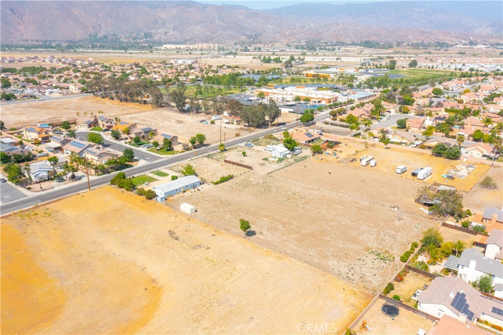 Property Photo: 952 E Shaver Street CA 92583