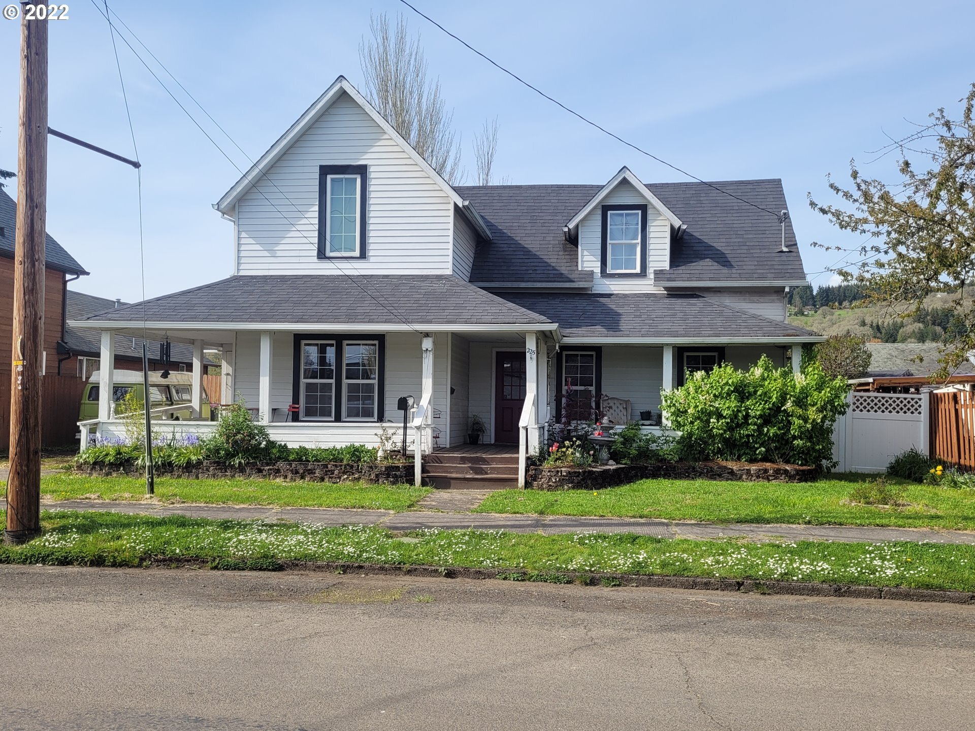 Property Photo:  225 NE Yamhill St  OR 97378 