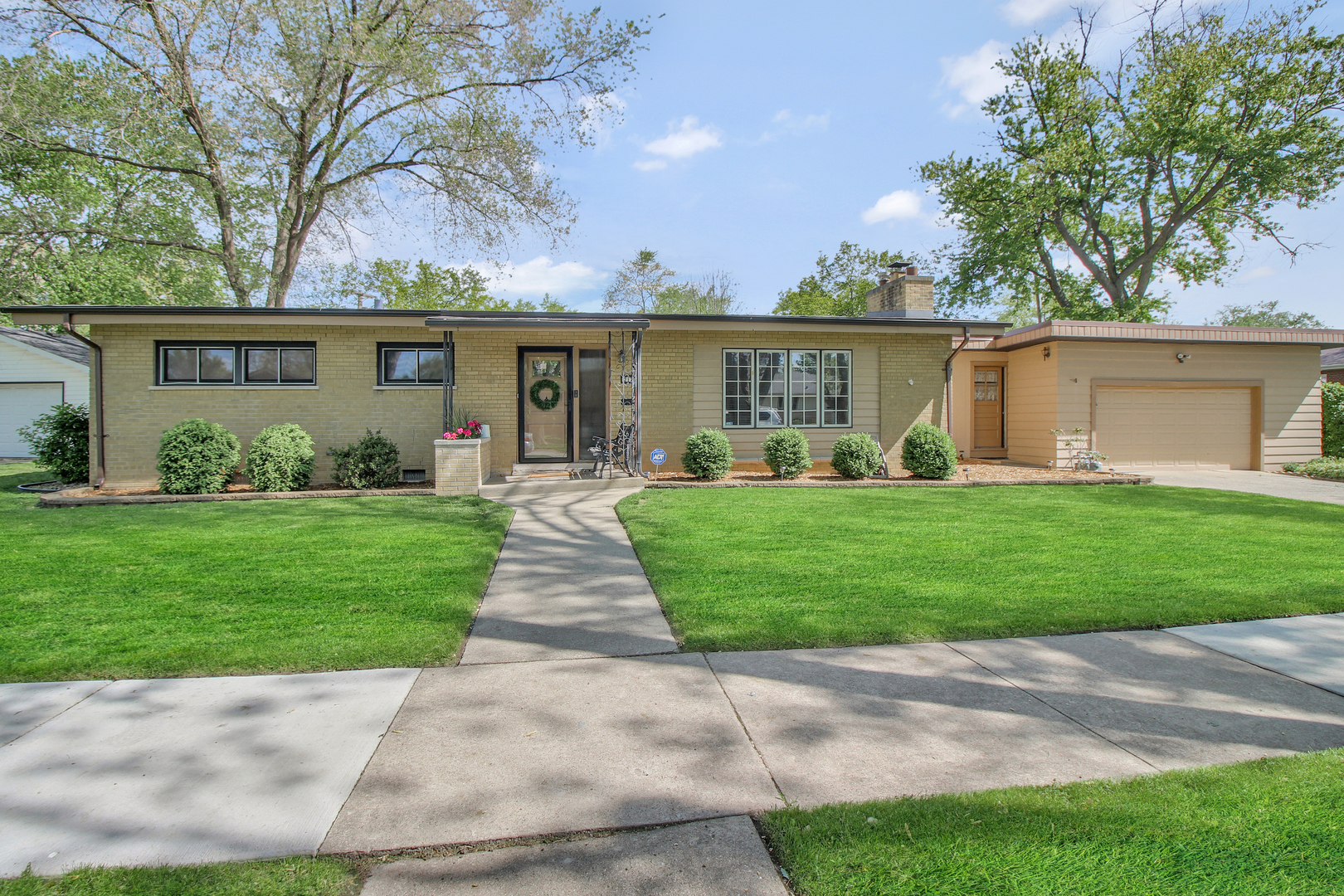 Property Photo:  217 W Maple Drive  IL 60411 