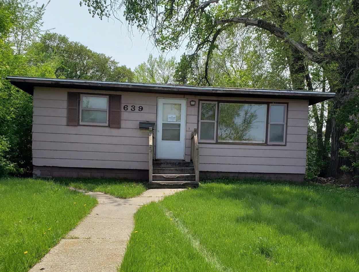 Property Photo:  639 1st Street W  ND 58401 