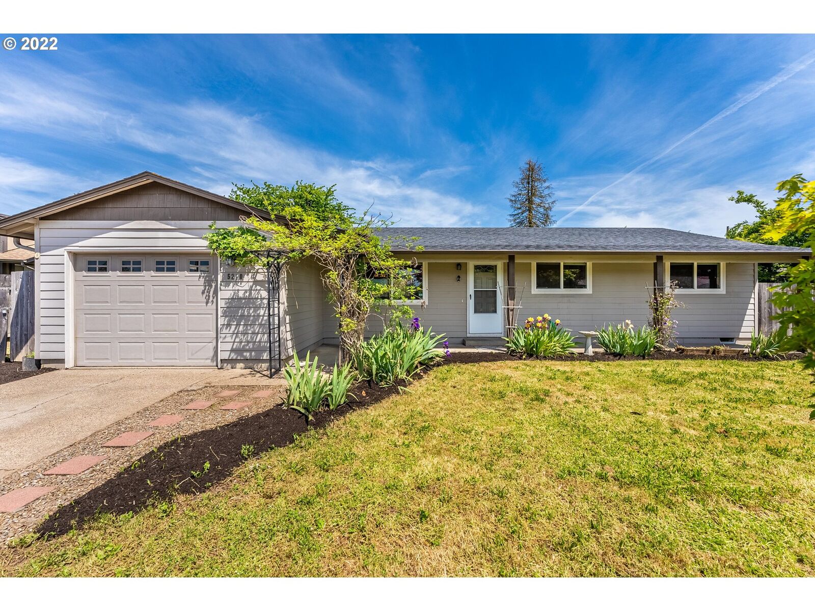 Property Photo:  5210 F St  OR 97478 