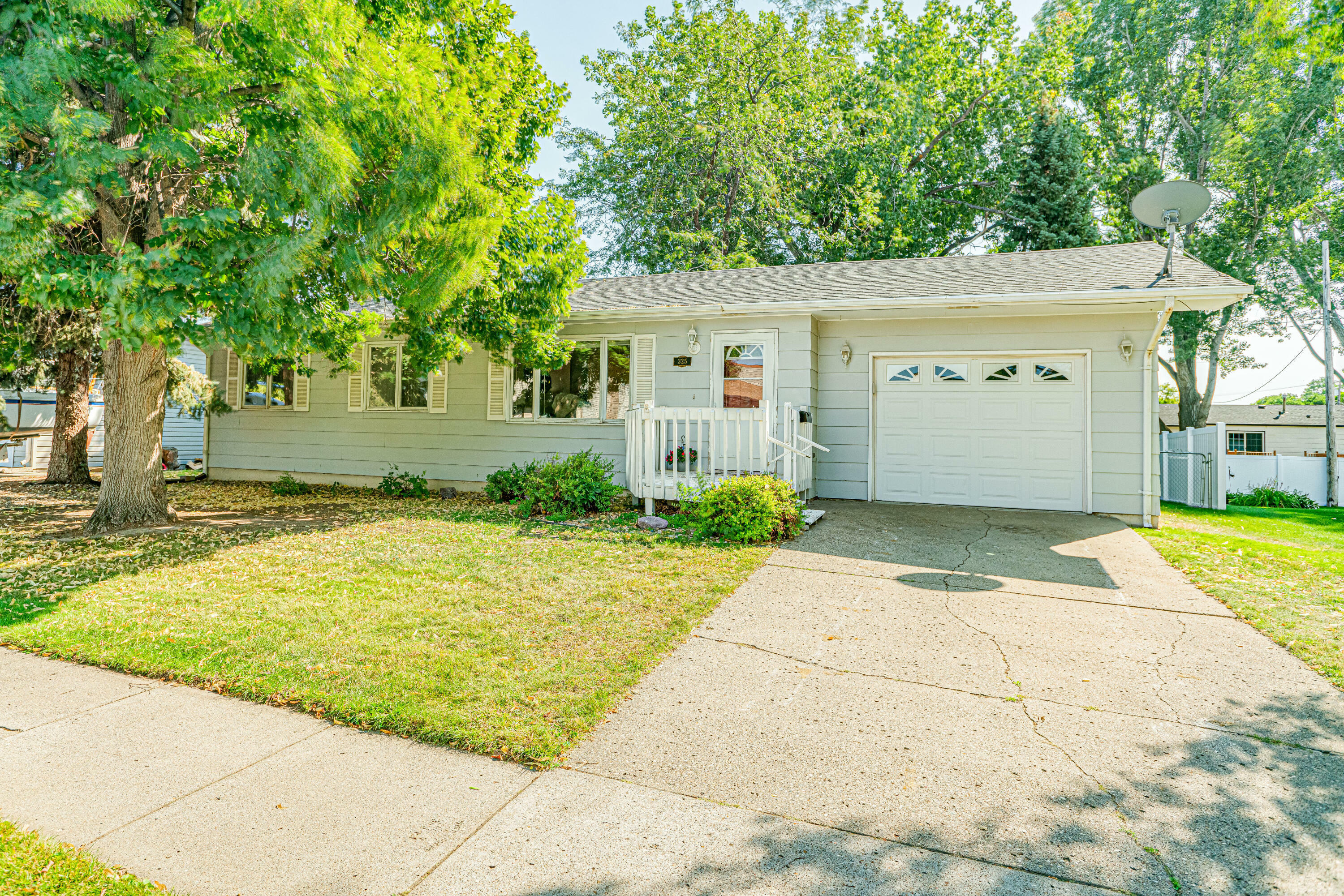 Property Photo:  325 Willow Lane  ND 58504 