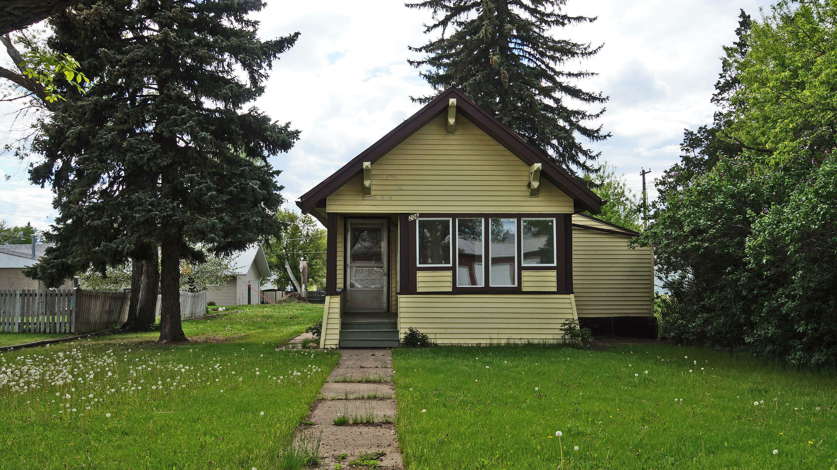 Property Photo:  206 5th Street N  ND 58563 