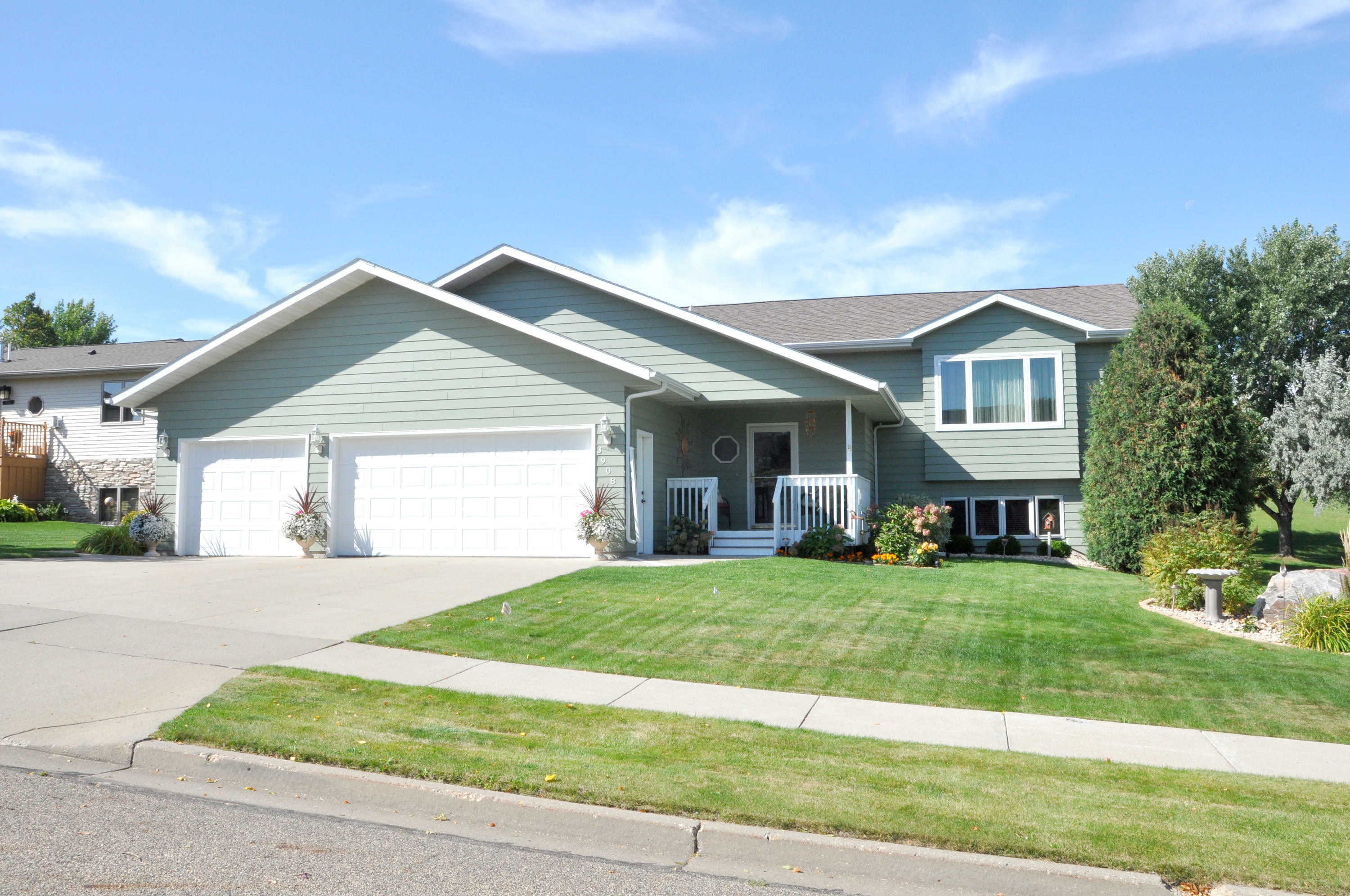 Property Photo:  3908 Kingston Drive  ND 58503 