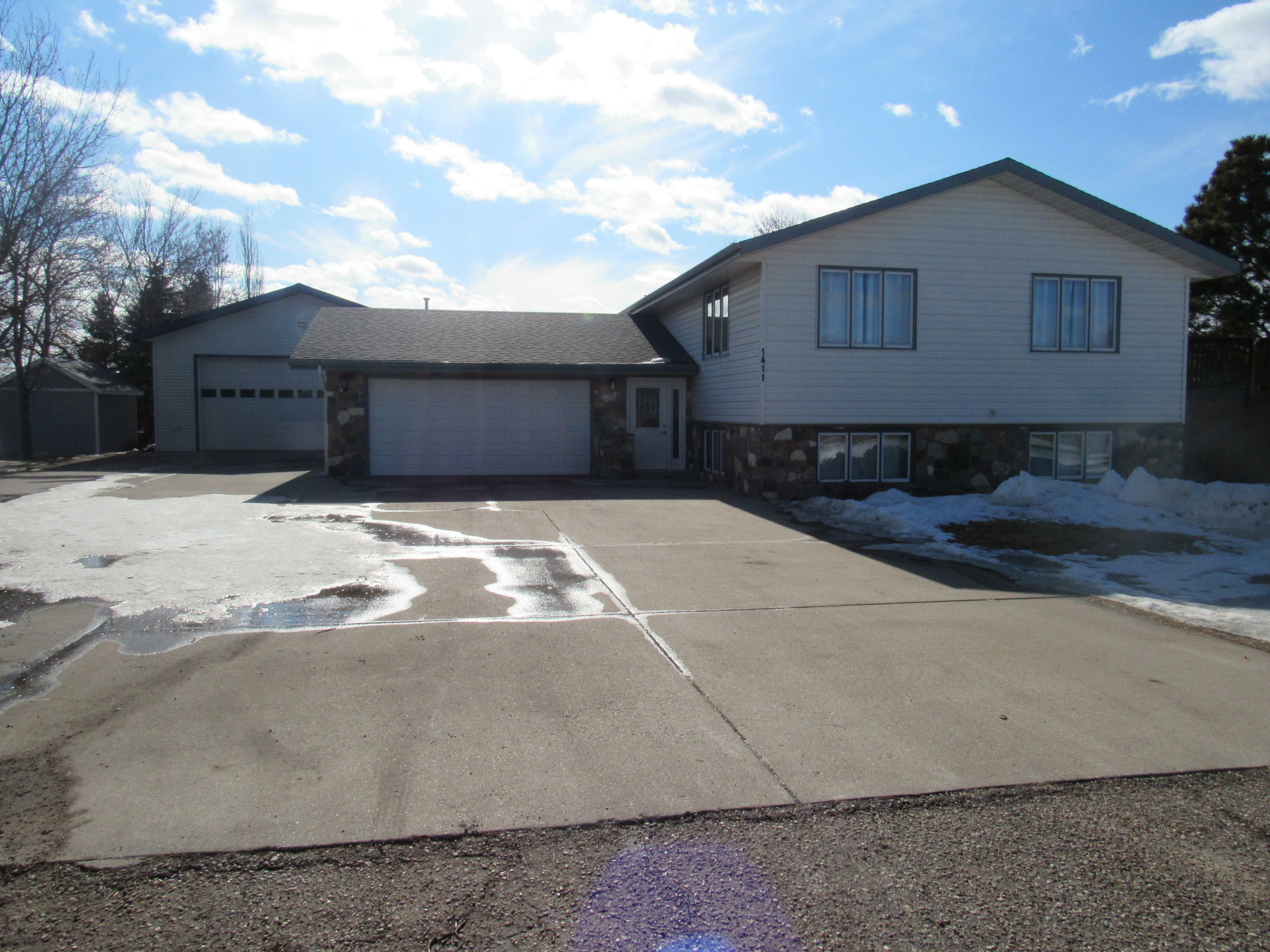 Property Photo:  1411 Imperial Drive  ND 58504 