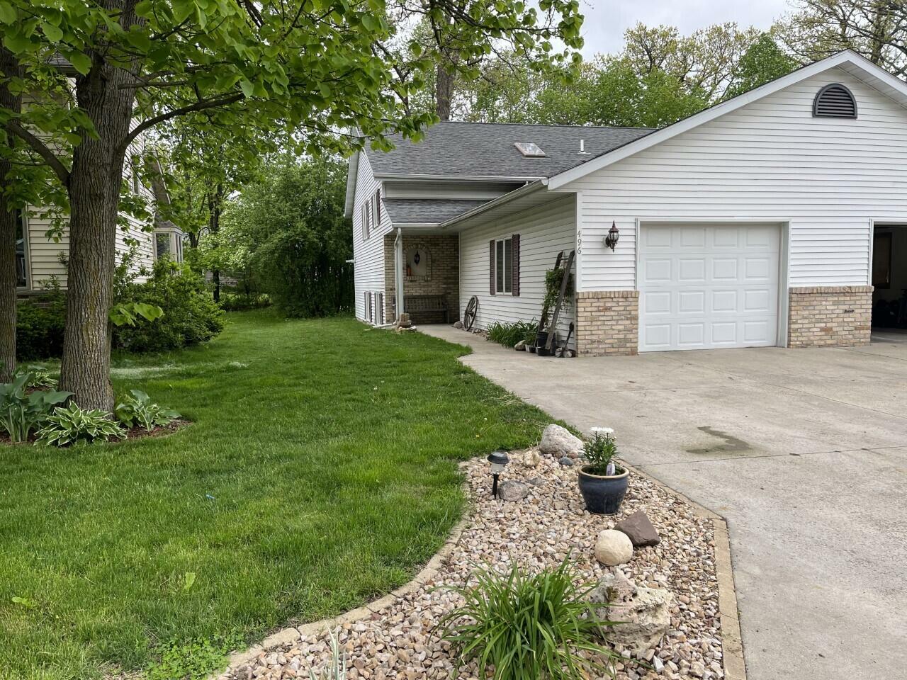 Property Photo:  496 Park Pl  WI 53040 