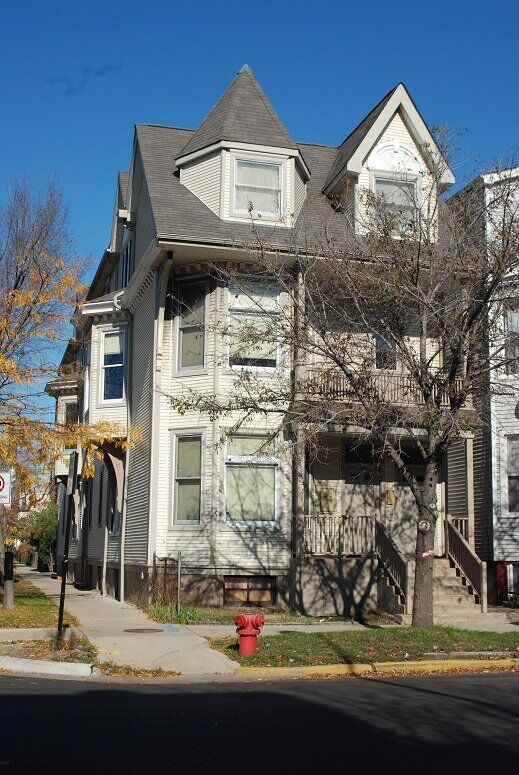 Property Photo:  1324 W Addison Street 2  IL 60613 