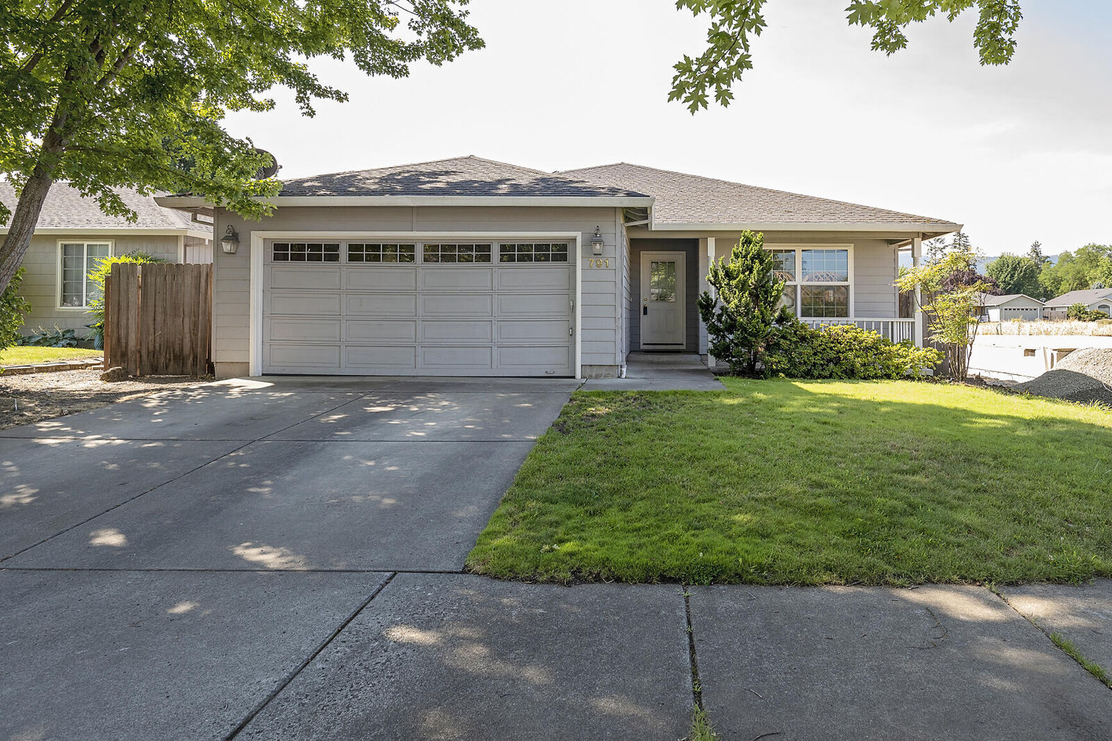 Property Photo: 791 Trinity Way OR 97501