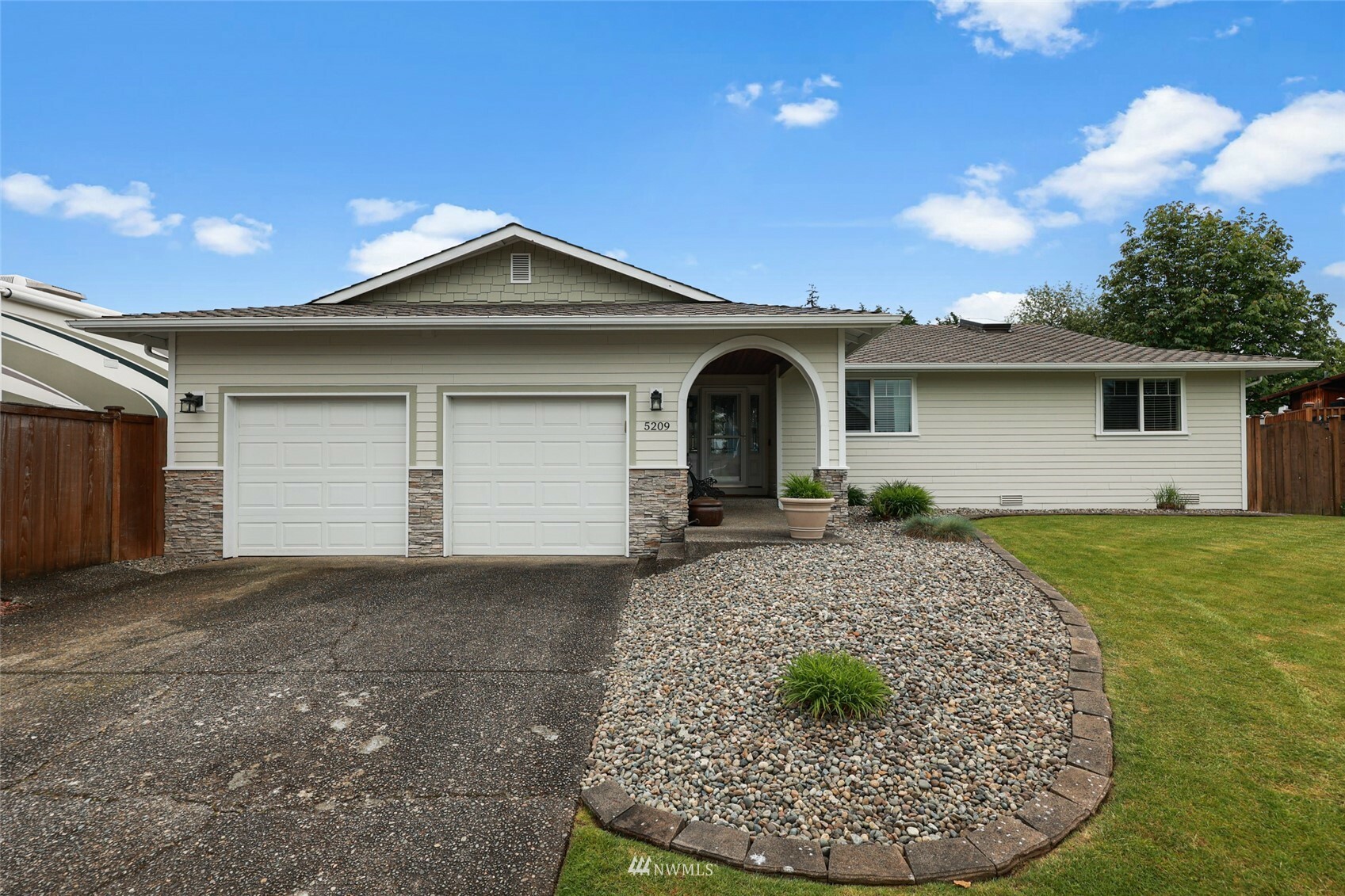 Property Photo:  5209 S 302nd Place  WA 98001 