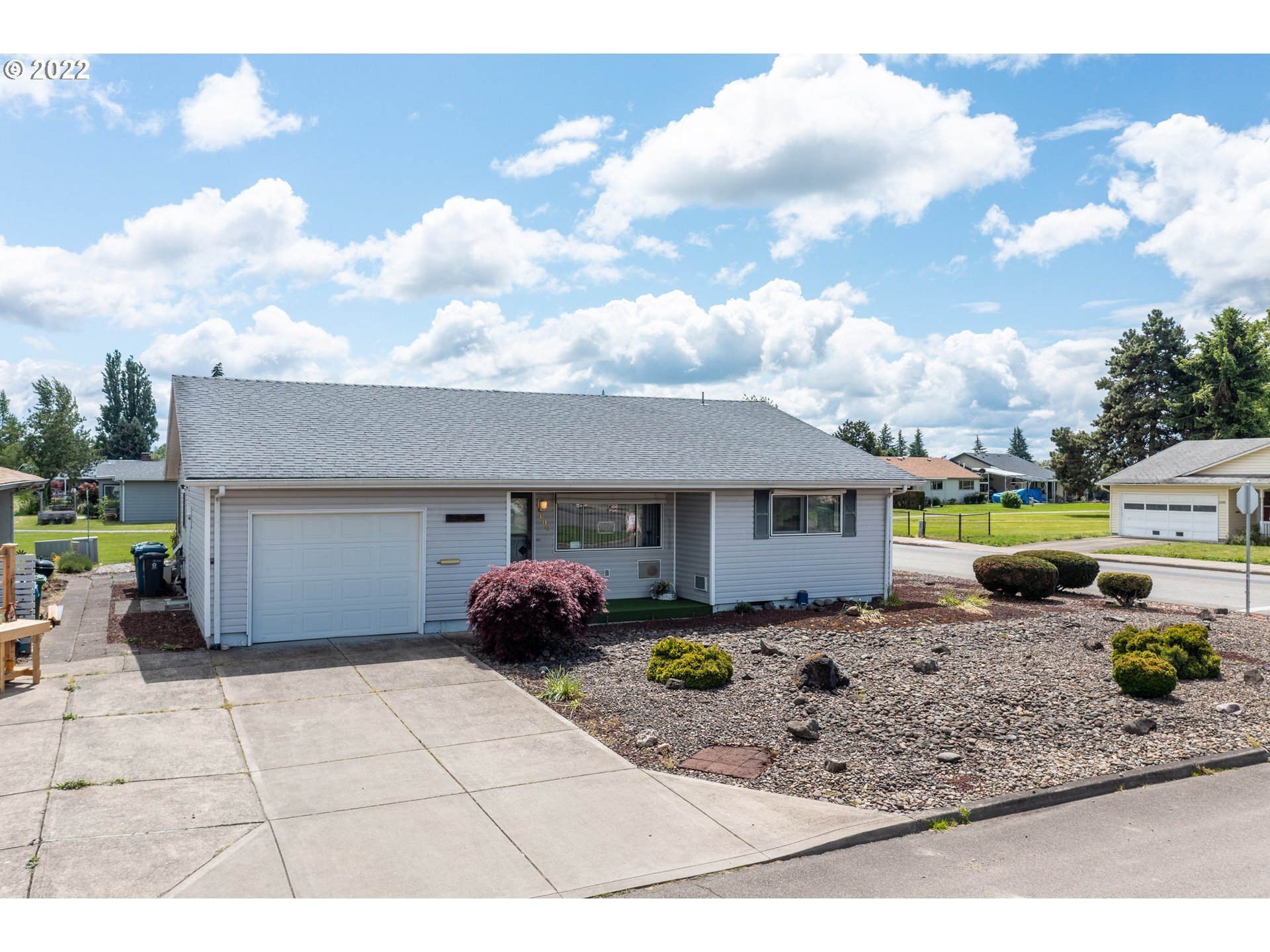 Property Photo: 600 Oregon Way OR 97071