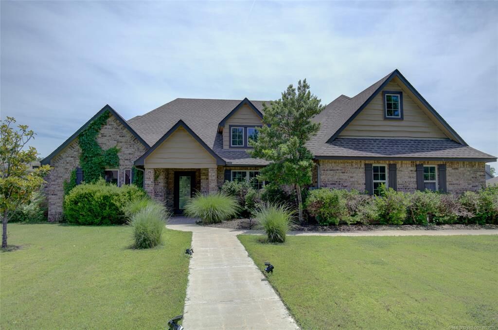 Property Photo: 8023 Forrest Glenn Road OK 74019