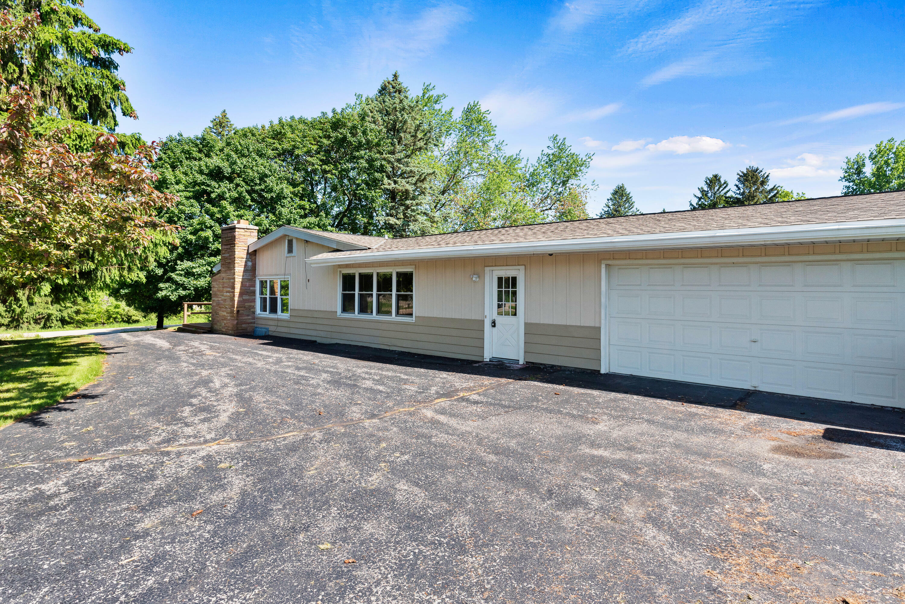 Property Photo:  1904 Lakefield Rd  WI 53012 