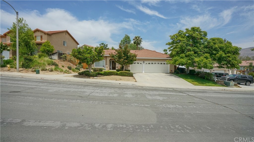 Property Photo:  10167 Cartagena Drive  CA 92557 