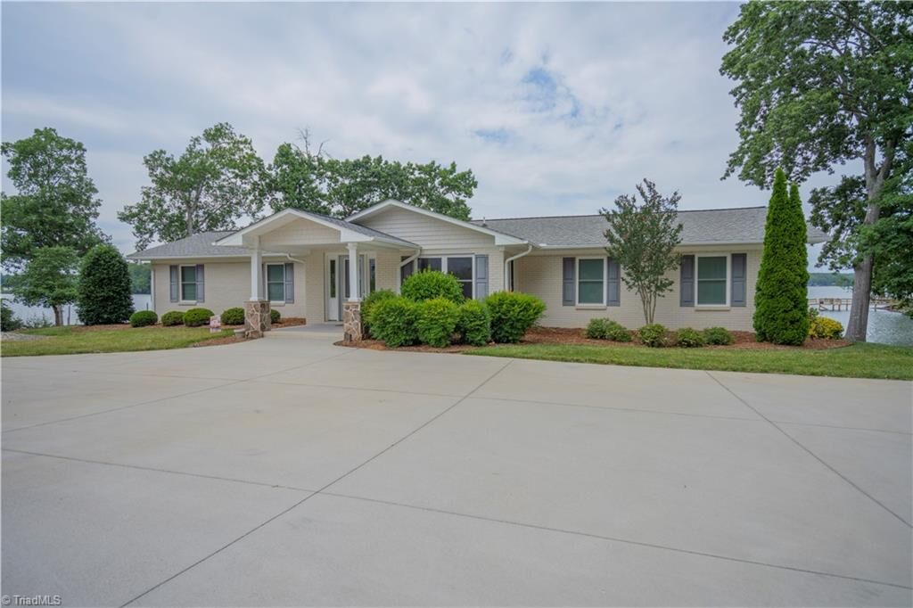 Property Photo:  370 Point Harbor Road  NC 27292 