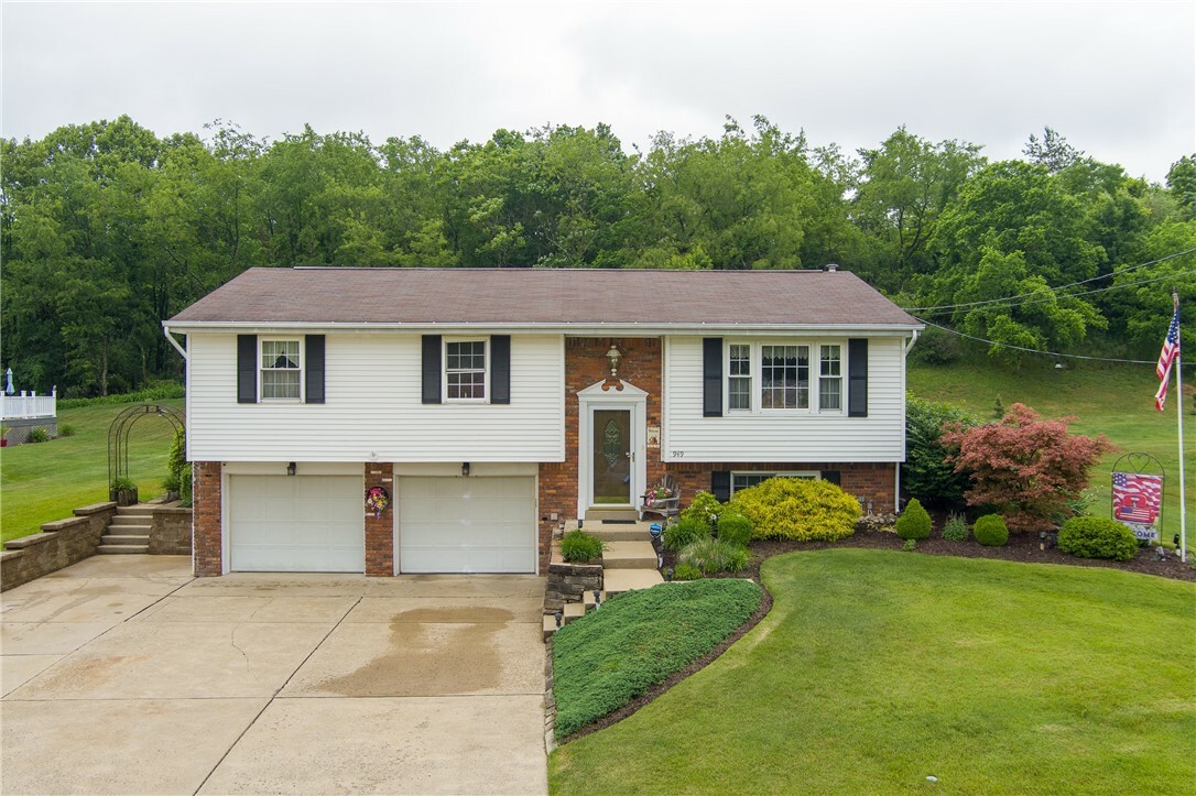 Property Photo: 949 Rolling Meadows Dr PA 15601