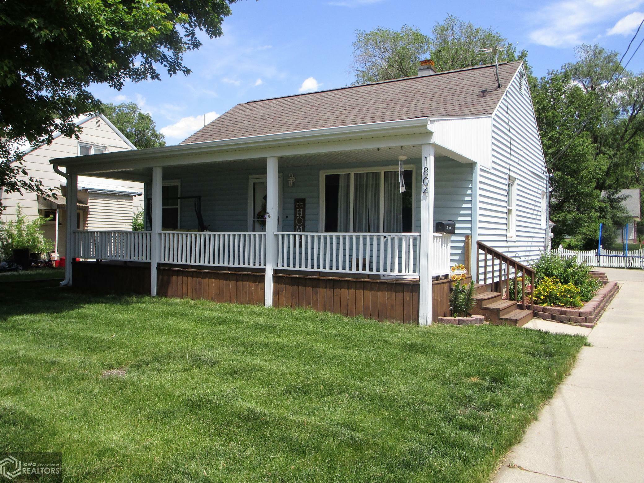 Property Photo:  1804 Custer Street  IA 50126-1018 