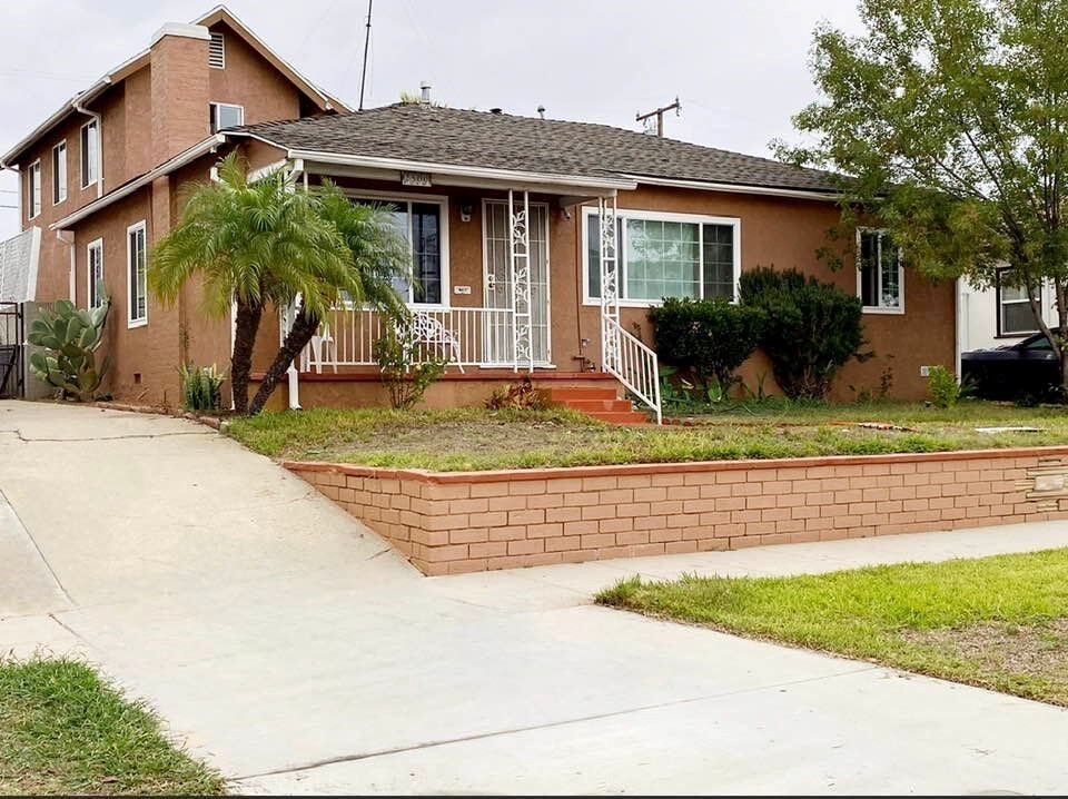 Property Photo: 2500 W Via Acosta CA 90640