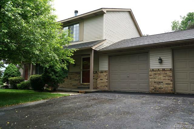 Property Photo:  221 Wind Way Drive  MI 48390 